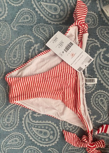 36 Beden Kırmızı Çizgili Bağcıklı Bikini Üstü