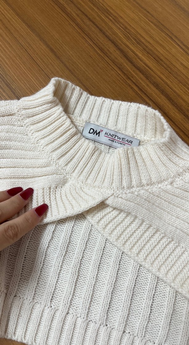 Beyaz Örgü Boğazlı İnce Kadın Kazak - Görsel 2