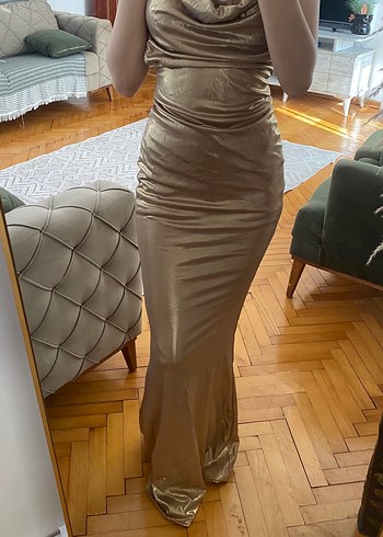 Parlak altın sarısı arka sırt tarafı ful açık şık elbise