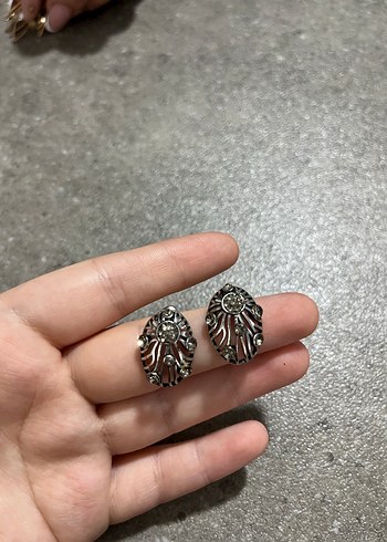 Gri Parlak Rock Punk Küpe - Görsel 3