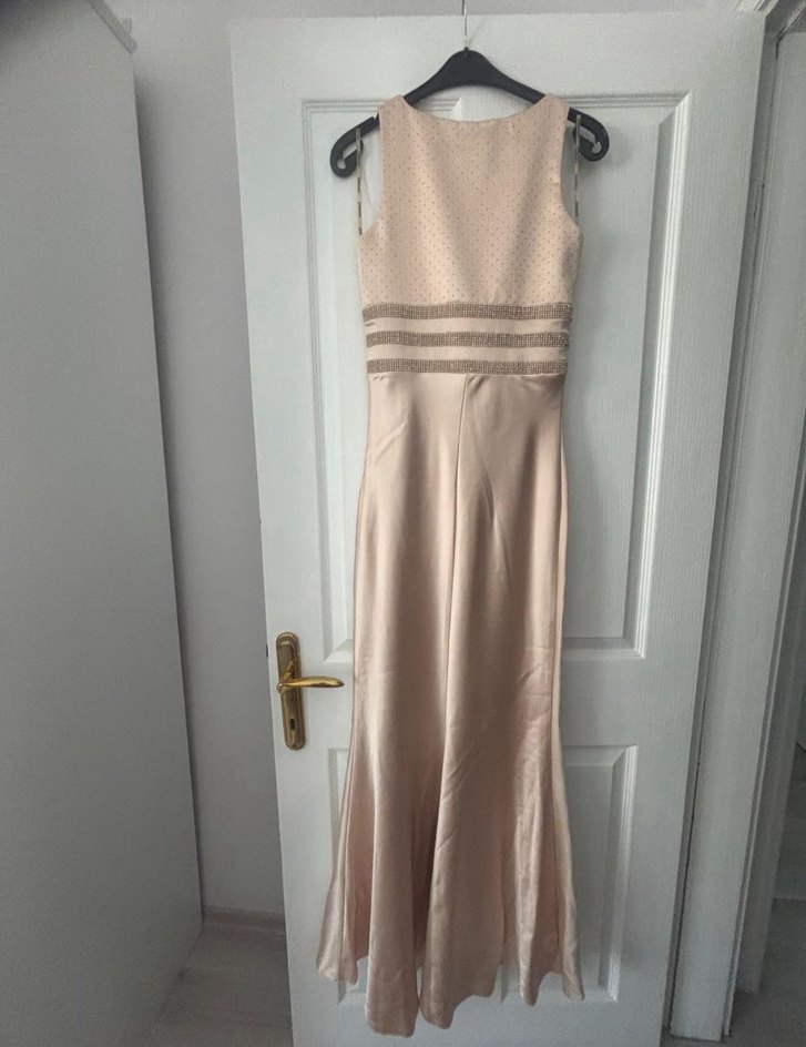 Bej Uzun Abiye Elbise V Yaka Drapeli
Cengiz aktürk yapımı - Görsel 2