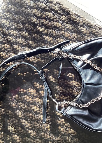 Mango Zincir Detaylı Siyah Deri Yılan Desenli Çanta - Görsel 4