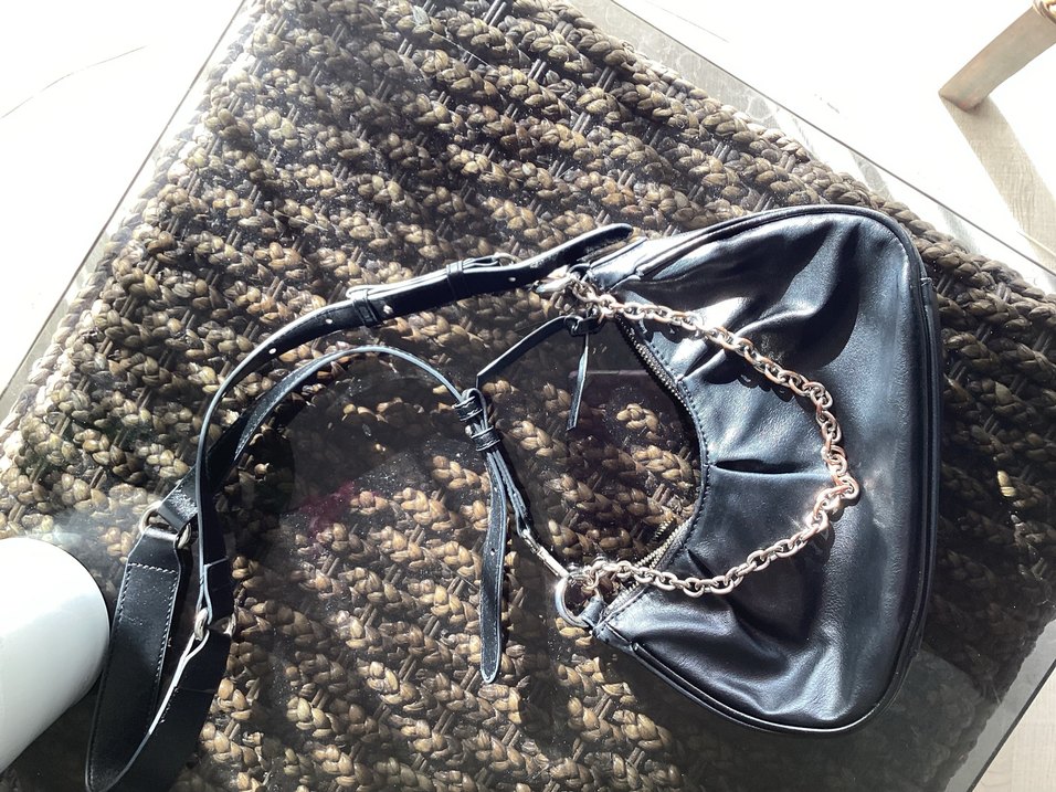 Mango Zincir Detaylı Siyah Deri Yılan Desenli Çanta - Görsel 4