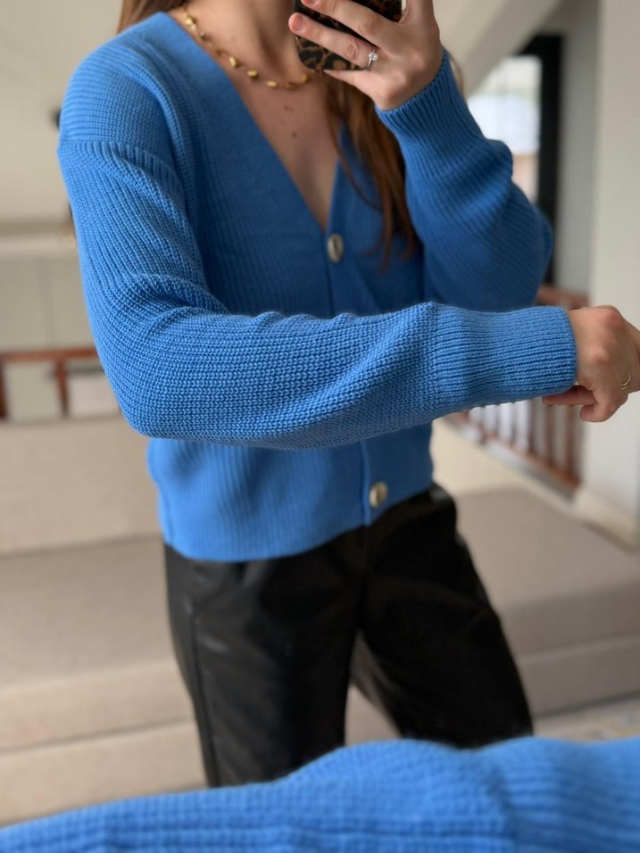 Düğmeli Mavi V Yaka Kadın Hırka - Görsel 2