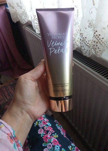 Victoria's Secret Velvet Petals Vücut Losyonu 236 ml