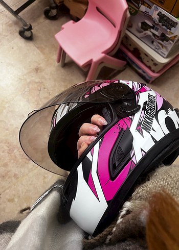 Pembe ve Gri Baskılı Motor Kaskı