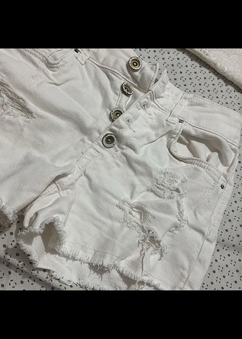 34 Beden Düğmeli Beyaz Mini Kot Şort