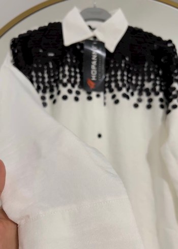 Düğmeli Siyah İşlemeli Beyaz Uzun Kollu Gömlek - Görsel 2