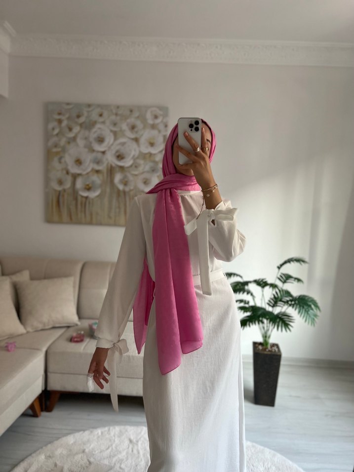 Drapeli Uzun Beyaz Kemerli Kadın Elbise - Görsel 3