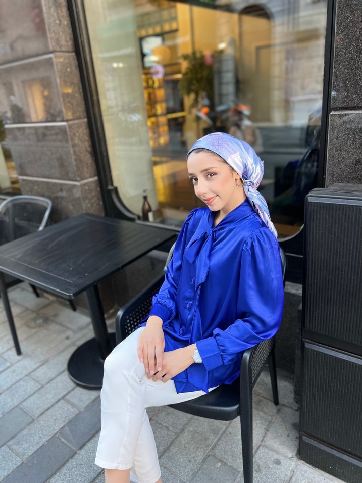 Mavi Drapeli Yüksek Yakalı Kadın Saten Gömlek - Görsel 3