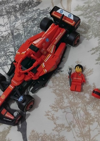 Kırmızı Lego Yarış Arabası ve Figür Ferrari