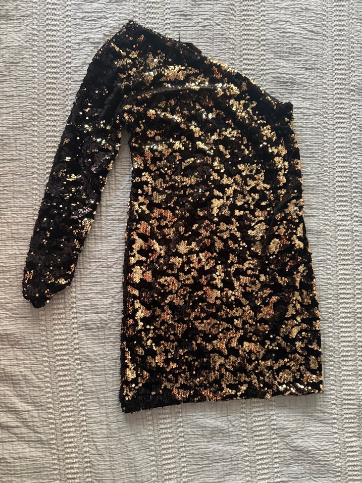 Altın Payetli Tek Kol Uzun Abiye Elbise - Görsel 3