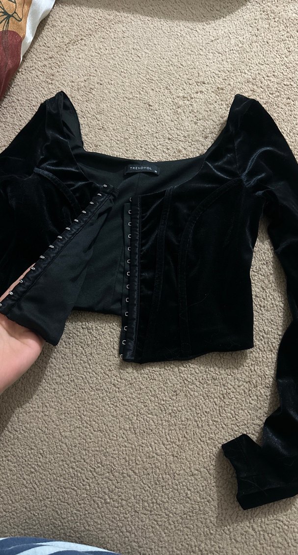 Uzun Kollu Siyah Süet Gotik Bluz - Görsel 2