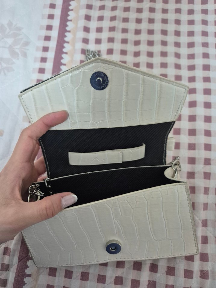 Beyaz Yılan Derisi Desenli Zincir Detaylı Çanta - Görsel 3