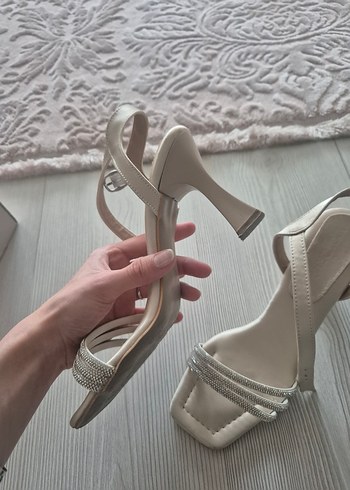 Bej Tokalı Kadın Topuklu Abiye Ayakkabı - Görsel 4