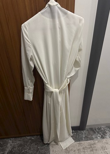 Uzun Kollu Beyaz Saten Elbise - Görsel 2