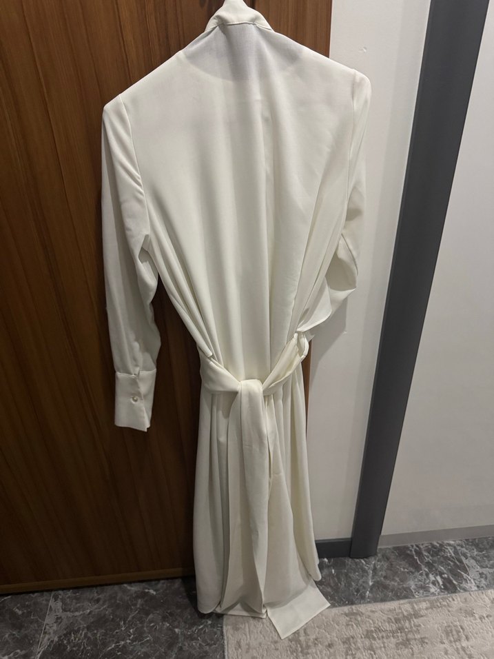 Uzun Kollu Beyaz Saten Elbise - Görsel 2