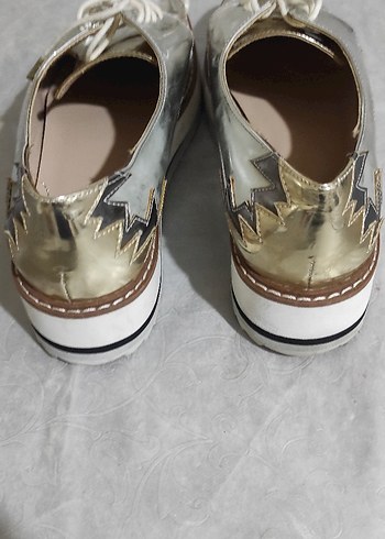 Parlak Altın Bağcıklı Kadın Klasik Ayakkabı - Görsel 2