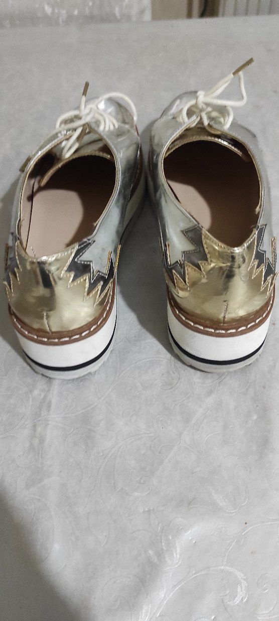 Parlak Altın Bağcıklı Kadın Klasik Ayakkabı - Görsel 2