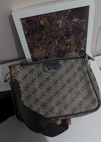 Diğer Guess Monogramli Sik Omuz Cantasi