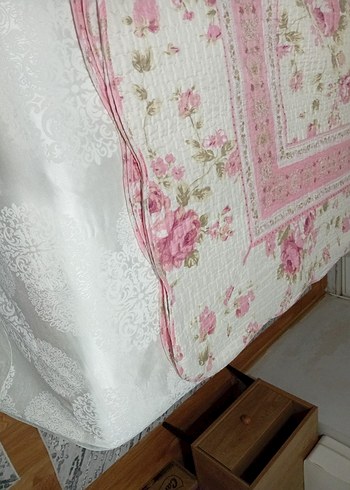 Pembe Çiçek Desenli Yatak Örtüsü çift taraflı olarak kullanılır - Görsel 6