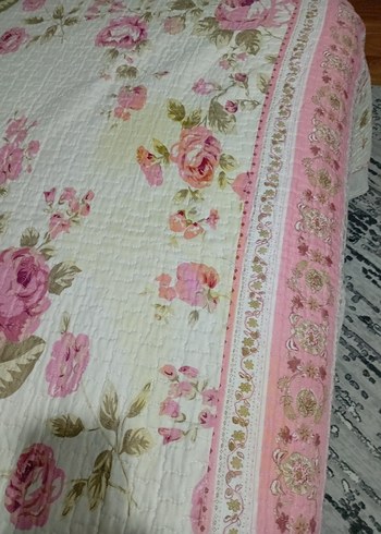 Pembe Çiçek Desenli Yatak Örtüsü çift taraflı olarak kullanılır - Görsel 3