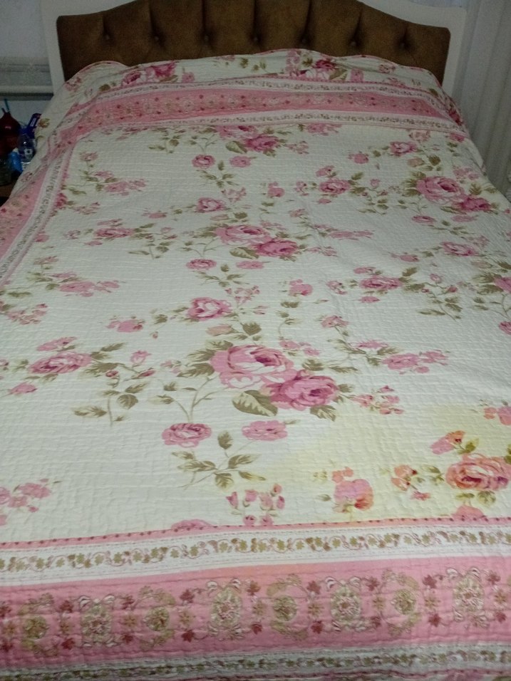 Pembe Çiçek Desenli Yatak Örtüsü çift taraflı olarak kullanılır - Görsel 4