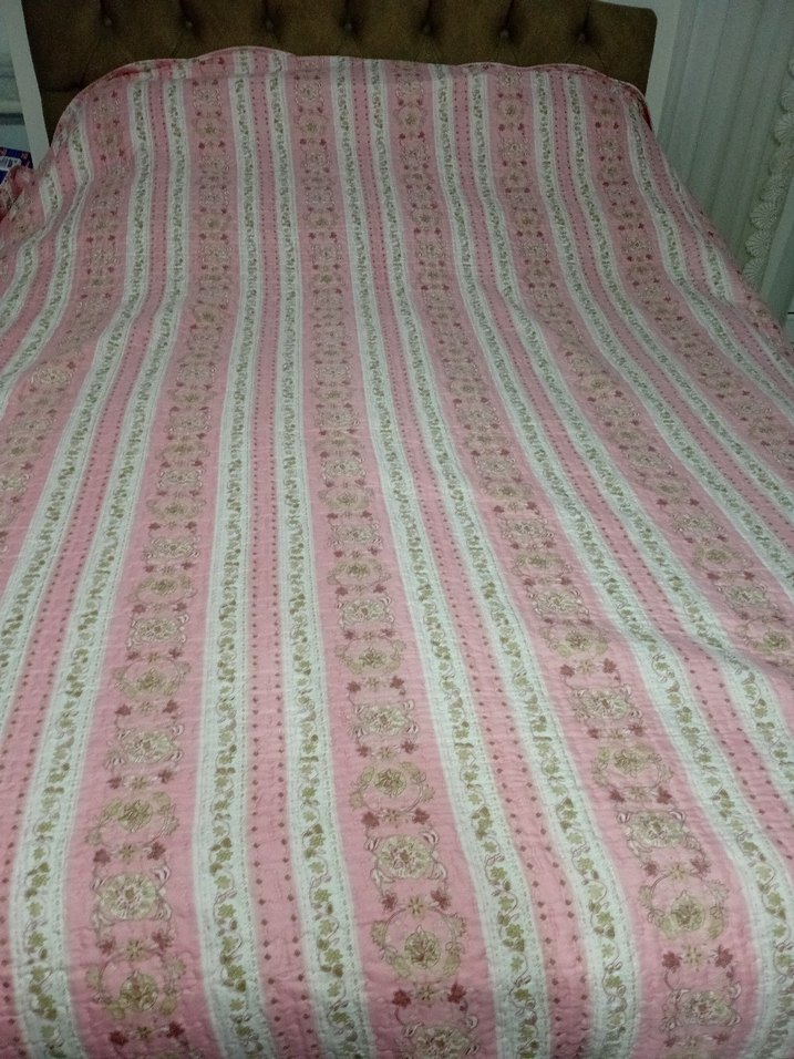 Pembe Çiçek Desenli Yatak Örtüsü çift taraflı olarak kullanılır - Görsel 2