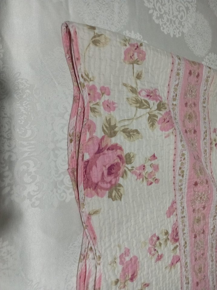 Pembe Çiçek Desenli Yatak Örtüsü çift taraflı olarak kullanılır - Görsel 5