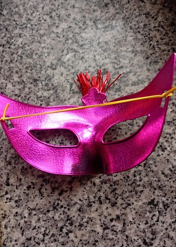 Kırmızı Detaylı Mor Parti Maskesi kırılmaz sert plastiktir - Görsel 3