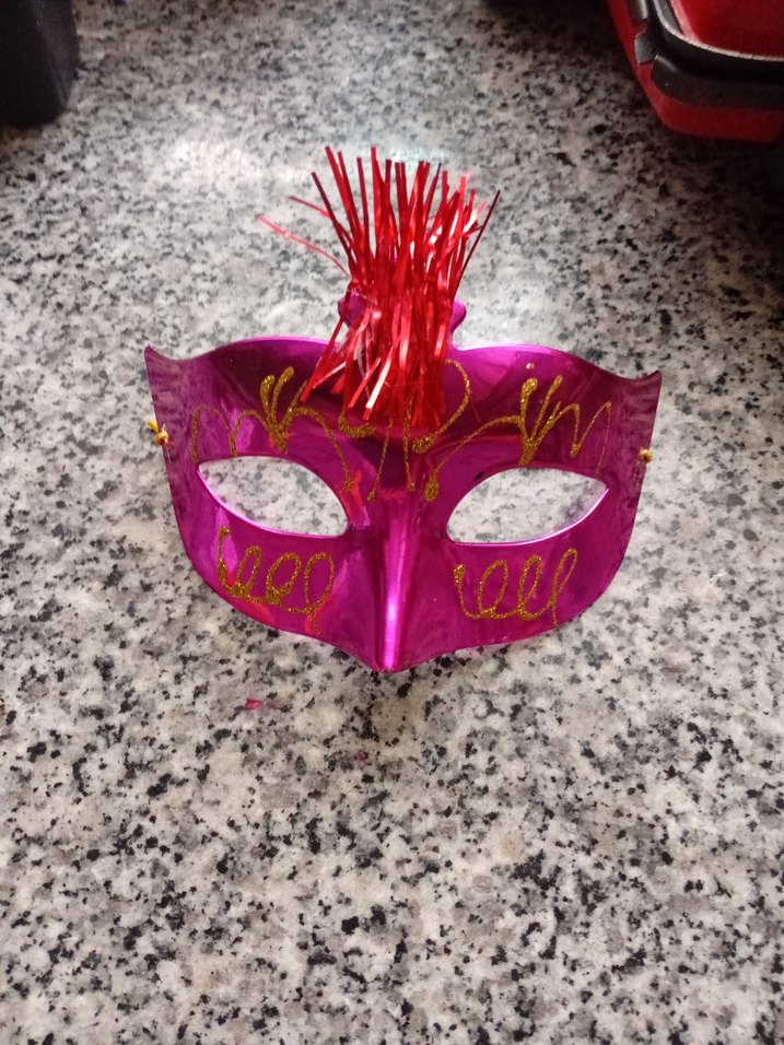 Kırmızı Detaylı Mor Parti Maskesi kırılmaz sert plastiktir - Görsel 2