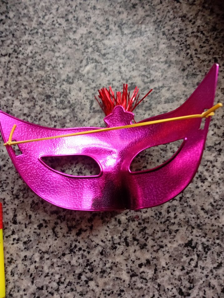 Kırmızı Detaylı Mor Parti Maskesi kırılmaz sert plastiktir - Görsel 3