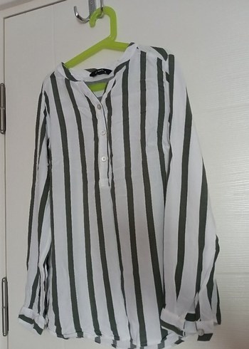 Çizgi düğme detaylı kadın gömlek - Görsel 2