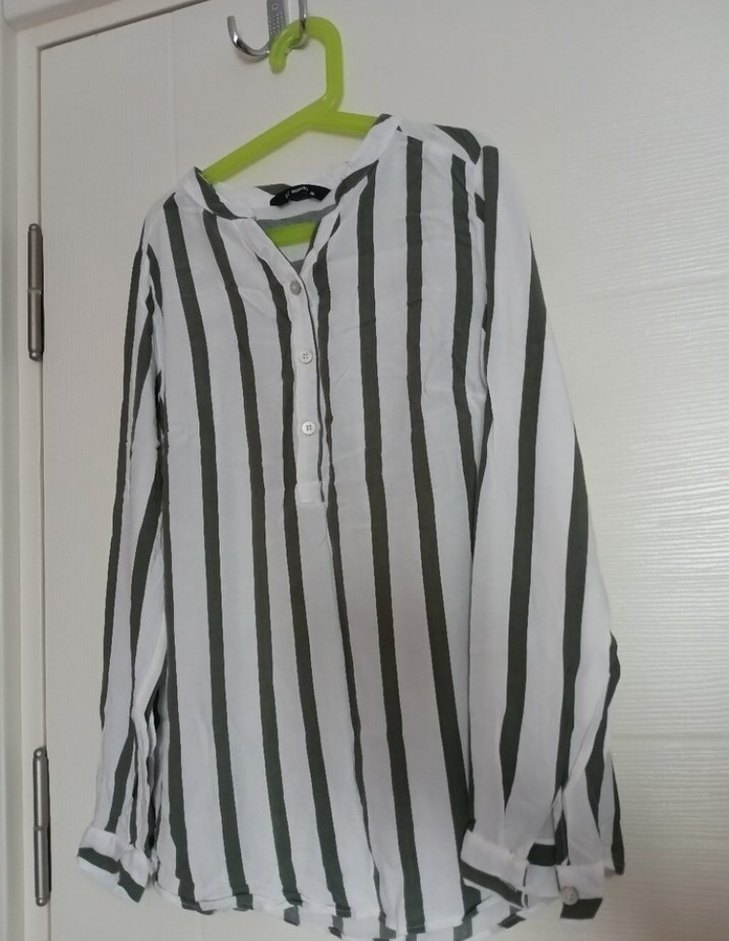 Çizgi düğme detaylı kadın gömlek - Görsel 2