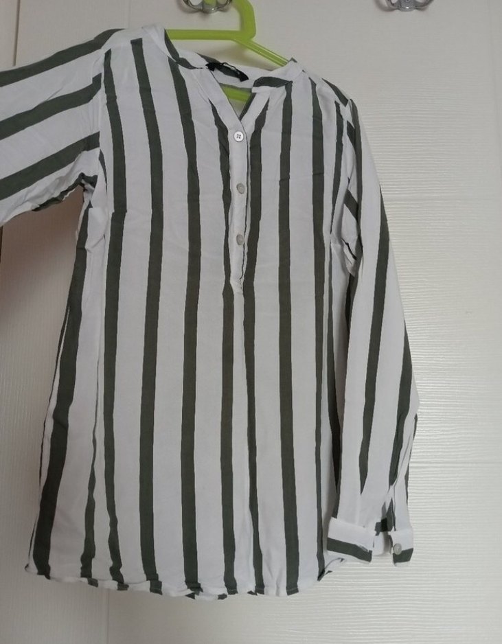 Çizgi düğme detaylı kadın gömlek - Görsel 5