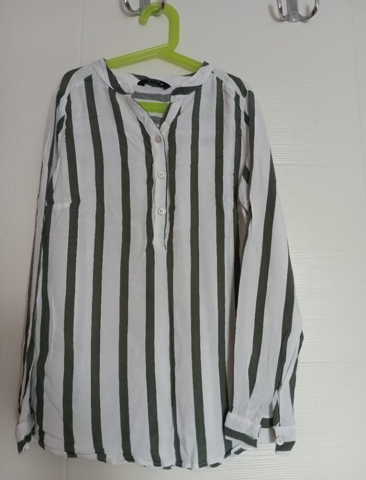 Çizgi düğme detaylı kadın gömlek - Görsel 3