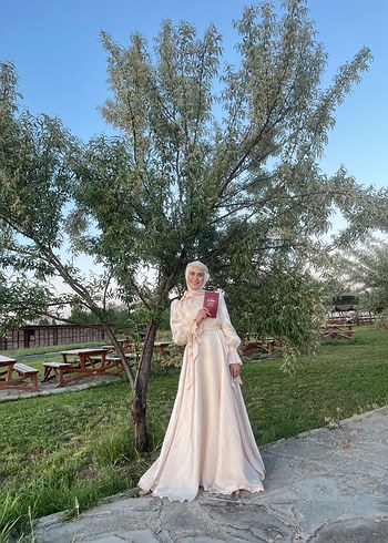 Uzun Kollu Beyaz Saten Uzun Elbise - Görsel 3