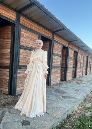 Uzun Kollu Beyaz Saten Uzun Elbise - Görsel 2