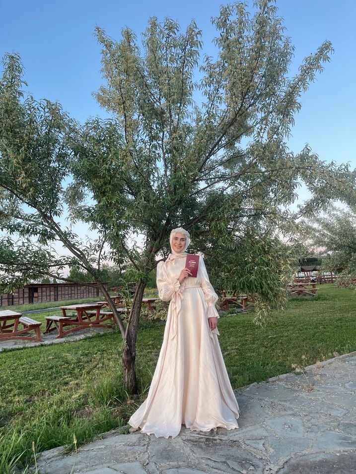 Uzun Kollu Beyaz Saten Uzun Elbise - Görsel 3