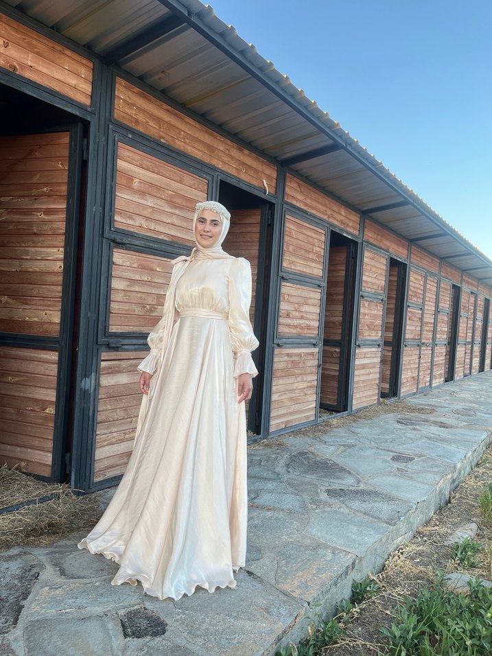 Uzun Kollu Beyaz Saten Uzun Elbise - Görsel 2