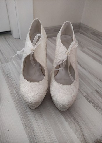 Dantel Detaylı Beyaz Vintage Topuklu Ayakkabı - Görsel 3