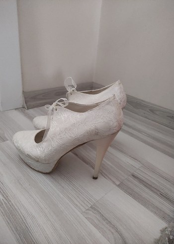 Dantel Detaylı Beyaz Vintage Topuklu Ayakkabı - Görsel 2