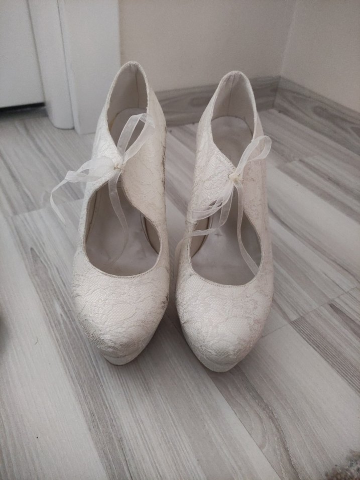 Dantel Detaylı Beyaz Vintage Topuklu Ayakkabı - Görsel 3