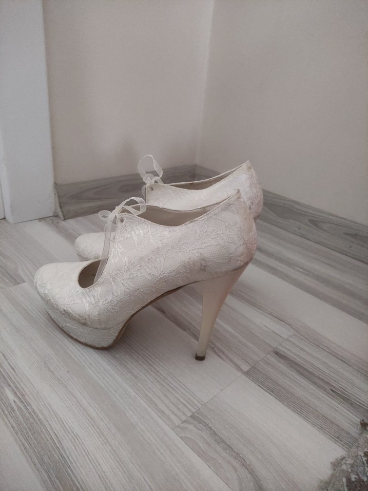 Dantel Detaylı Beyaz Vintage Topuklu Ayakkabı - Görsel 2