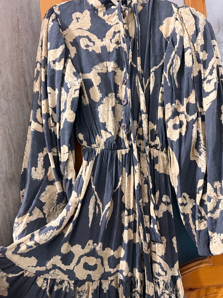 Balon kol desenli önü düğmeli elbise - Görsel 2