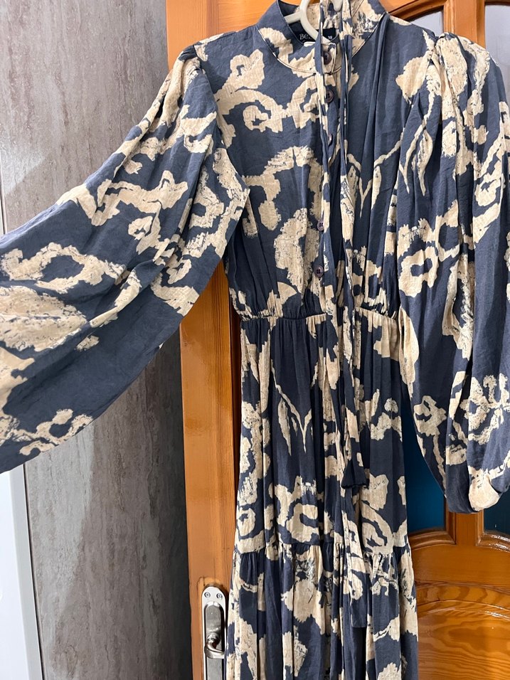 Balon kol desenli önü düğmeli elbise - Görsel 4