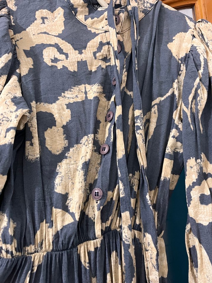 Balon kol desenli önü düğmeli elbise - Görsel 3