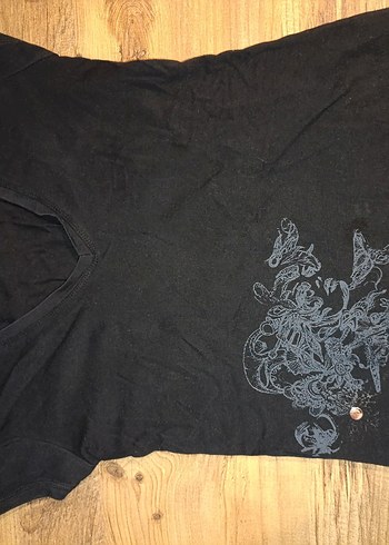 V Yaka Baskılı Siyah kadın  Tişörtü - Görsel 2