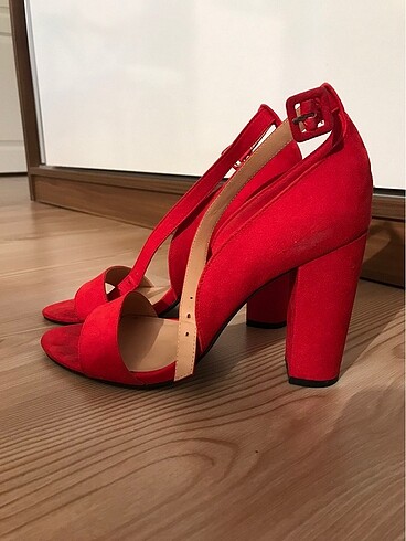 Kırmızı topuklu sandalet ayakkabı