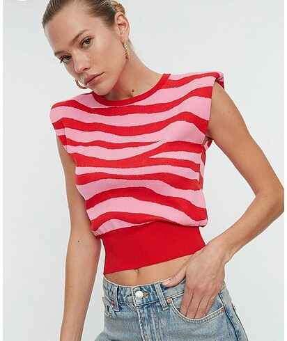 Nar çiçeği vatkalı crop detaylı triko kolsuz bluz